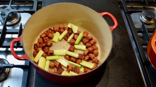 Maccheroni met merguez, asperges en tomatensaus